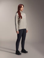 Giacca Termica Alpinestars Stella A-Dura, grigio titanio, giacca da ciclismo termica da donna con logo a stella rosso sul petto, indossata con pantaloni tecnici neri e scarpe da mountain bike nere, scatto in studio per abbigliamento da ciclismo