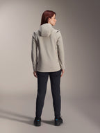 Giacca termica Stella A-Dura Alpinestars da donna, colore grigio titanio, vista posteriore indossata con pantaloni neri, dotata di cappuccio isolante foderato in pile e un piccolo logo rosso, giacca funzionale ed elegante per mountain bike in climi freddi.