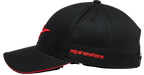 Cappello Alpinestars Rostrum, cappellino da baseball, nero e rosso, vista laterale di profilo, visiera curva con bordo rosso a contrasto, logo ricamato 3D sul davanti, scritta Alpinestars rossa sul lato, streetwear motorsport casual