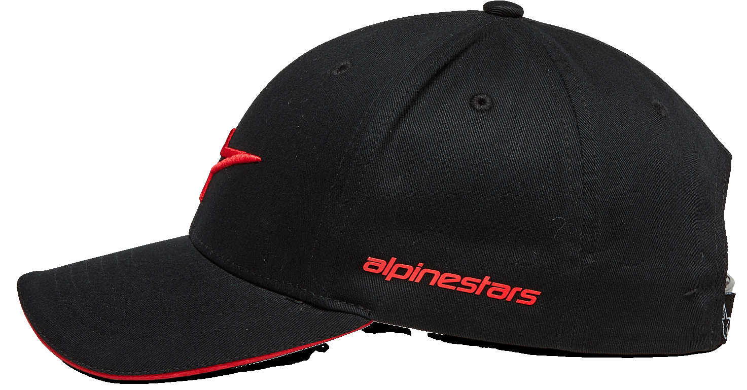 Cappello Alpinestars Rostrum, cappellino da baseball, nero e rosso, vista laterale di profilo, visiera curva con bordo rosso a contrasto, logo ricamato 3D sul davanti, scritta Alpinestars rossa sul lato, streetwear motorsport casual