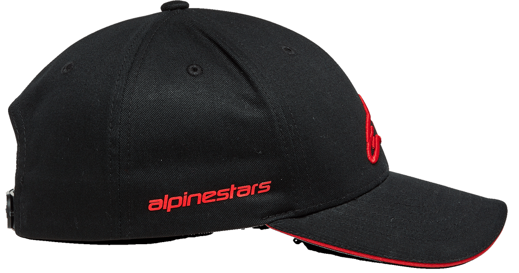 Cappello Alpinestars Rostrum, cappellino snapback con visiera curva, nero e rosso, vista laterale con scritta Alpinestars rossa, corona strutturata e bordo della visiera sandwich rosso, copricapo ispirato al motorsport