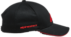 Cappello Alpinestars Rostrum, cappellino snapback con visiera curva, nero e rosso, vista laterale con scritta Alpinestars rossa, corona strutturata e bordo della visiera sandwich rosso, copricapo ispirato al motorsport