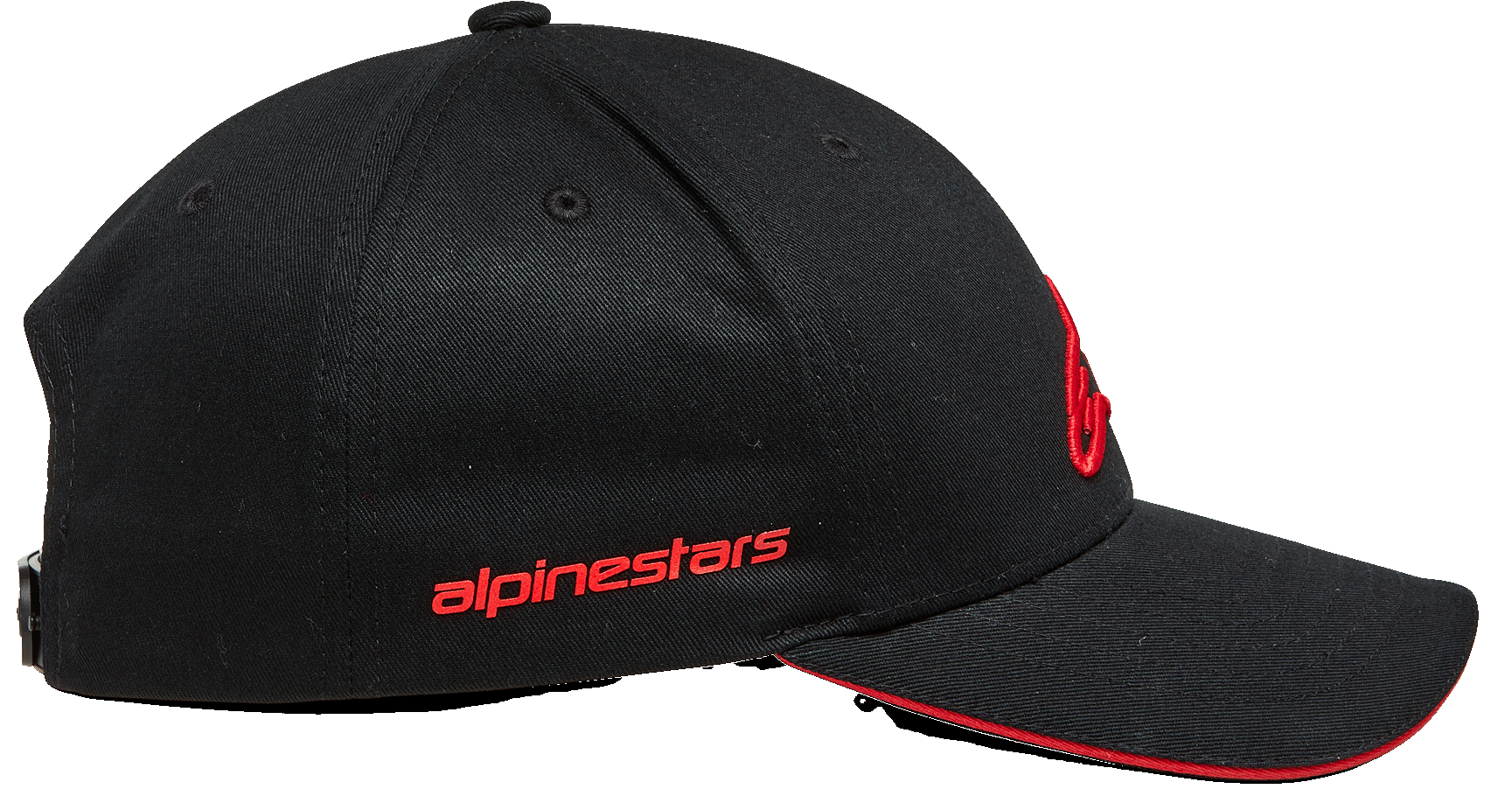Cappello Alpinestars Rostrum, cappellino snapback con visiera curva, nero e rosso, vista laterale con scritta Alpinestars rossa, corona strutturata e bordo della visiera sandwich rosso, copricapo ispirato al motorsport