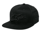 Cappello Alpinestars Los Angeles, snapback con visiera piatta, completamente nero, ricamo 3D del logo Ageless in carattere sportivo Los Angeles sulla parte frontale, corona strutturata, stile streetwear casual
