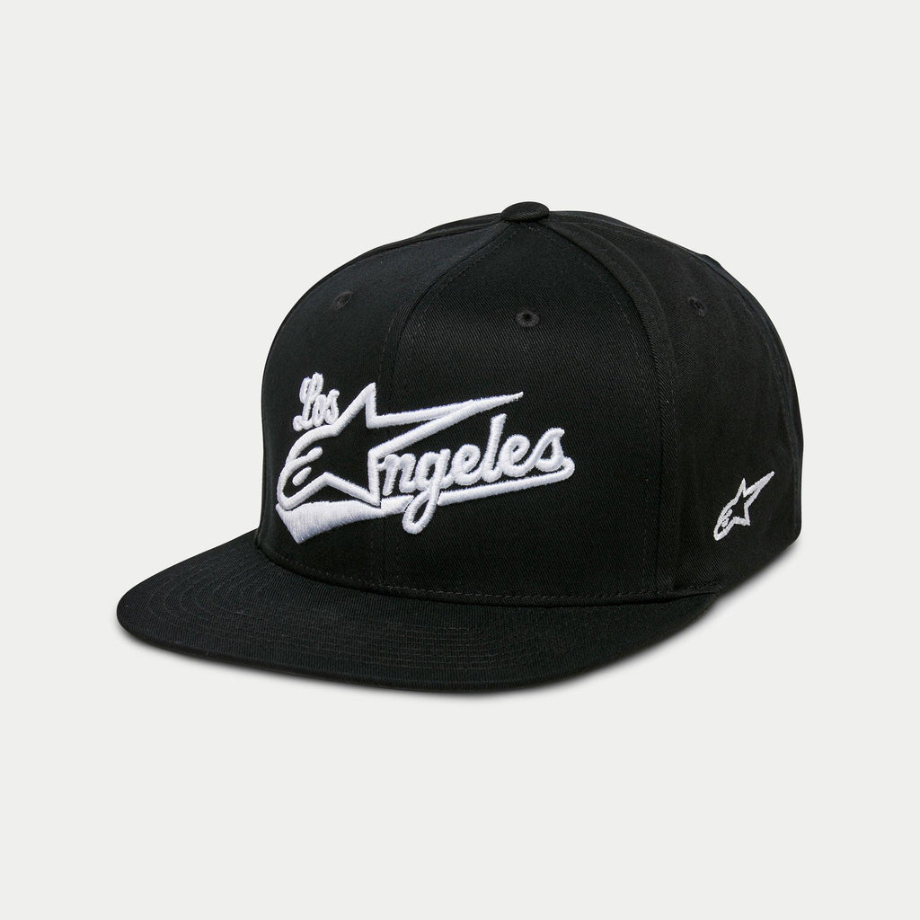 Alpinestars Los Angeles Hat, cappello snapback con visiera piatta, nero e bianco, ricamo 3D in carattere sportivo con logo Astars, corona strutturata, streetwear casual ispirato al motorsport