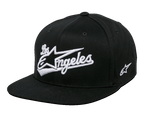 Cappello Alpinestars Los Angeles, cappellino snapback a tesa piatta nero e bianco, corona strutturata con ricamo 3D bianco del carattere sportivo Los Angeles e logo Ageless, ricamo laterale del logo, accessorio sportswear casual