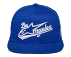 Cappello Alpinestars Los Angeles, berretto snapback blu, ricamo 3D bianco con carattere sportivo 'Los Angeles' e logo Ageless, corona strutturata, visiera piatta, abbigliamento sportivo casual streetwear.