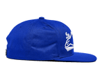 Cappello Alpinestars Los Angeles, cappellino snapback blu, vista di profilo laterale, con visiera piatta e corona strutturata, twill di cotone blu acceso con ricamo 3D bianco, abbigliamento sportivo casual
