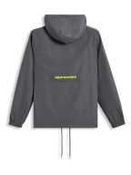 Giacca frangivento Alpinestars Speeder Chromium, vista posteriore, grigio antracite con logo giallo alta visibilità sulla schiena, giacca a vento con cappuccio con polsini elasticizzati e orlo con coulisse, streetwear casual ispirato al motorsport