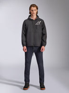 Giacca a vento Alpinestars Speeder Chromium, nera con logo Astars bianco, indossata da un modello con jeans blu scuro e sneakers nere, caratterizzata da un design con cappuccio e cerniera frontale, streetwear casual ispirato al motorsport