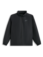 Giacca Alpinestars Overhaul Racer, giacca guscio antipioggia nera, con piccolo logo argento sul petto, cerniera frontale completa e tasche laterali, streetwear casual ispirato al motorsport