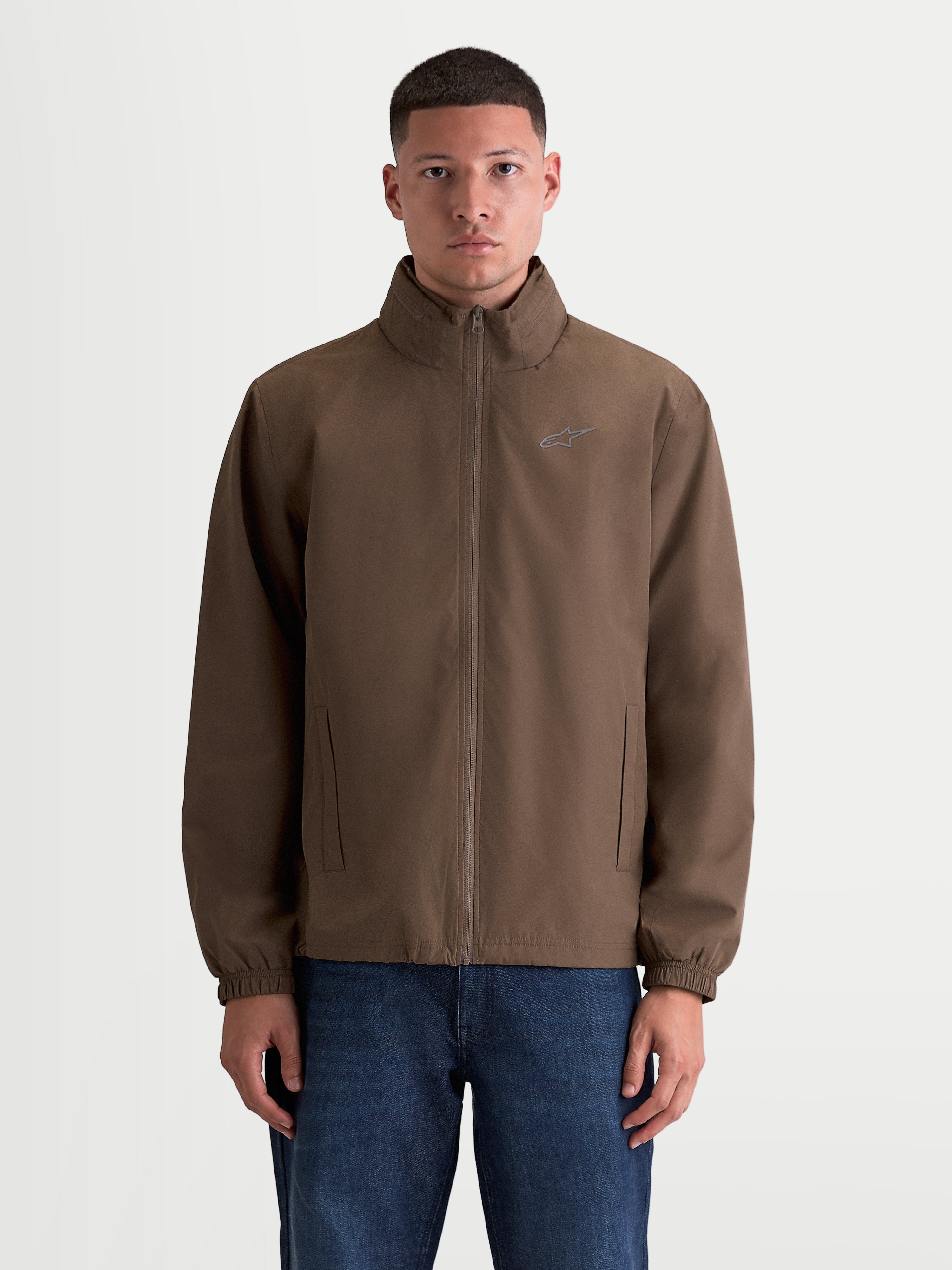 Alpinestars Giacca Overhaul Racer, giacca sportswear da uomo, marrone, con cappuccio nascosto, zip frontale a spirale inversa e logo Astars sul petto, stile casual ispirato al motorsport.
