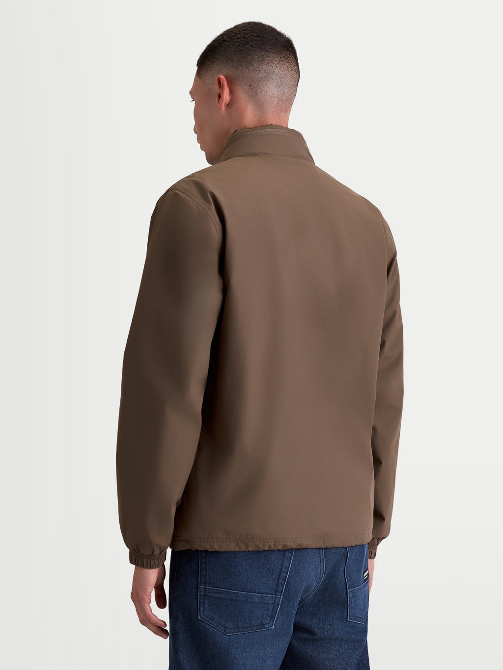 Alpinestars Giacca Overhaul Racer, giacca sportswear leggera da uomo, marrone, in poliestere, vista posteriore che mette in risalto la silhouette pulita e il colletto alto con cappuccio nascosto.
