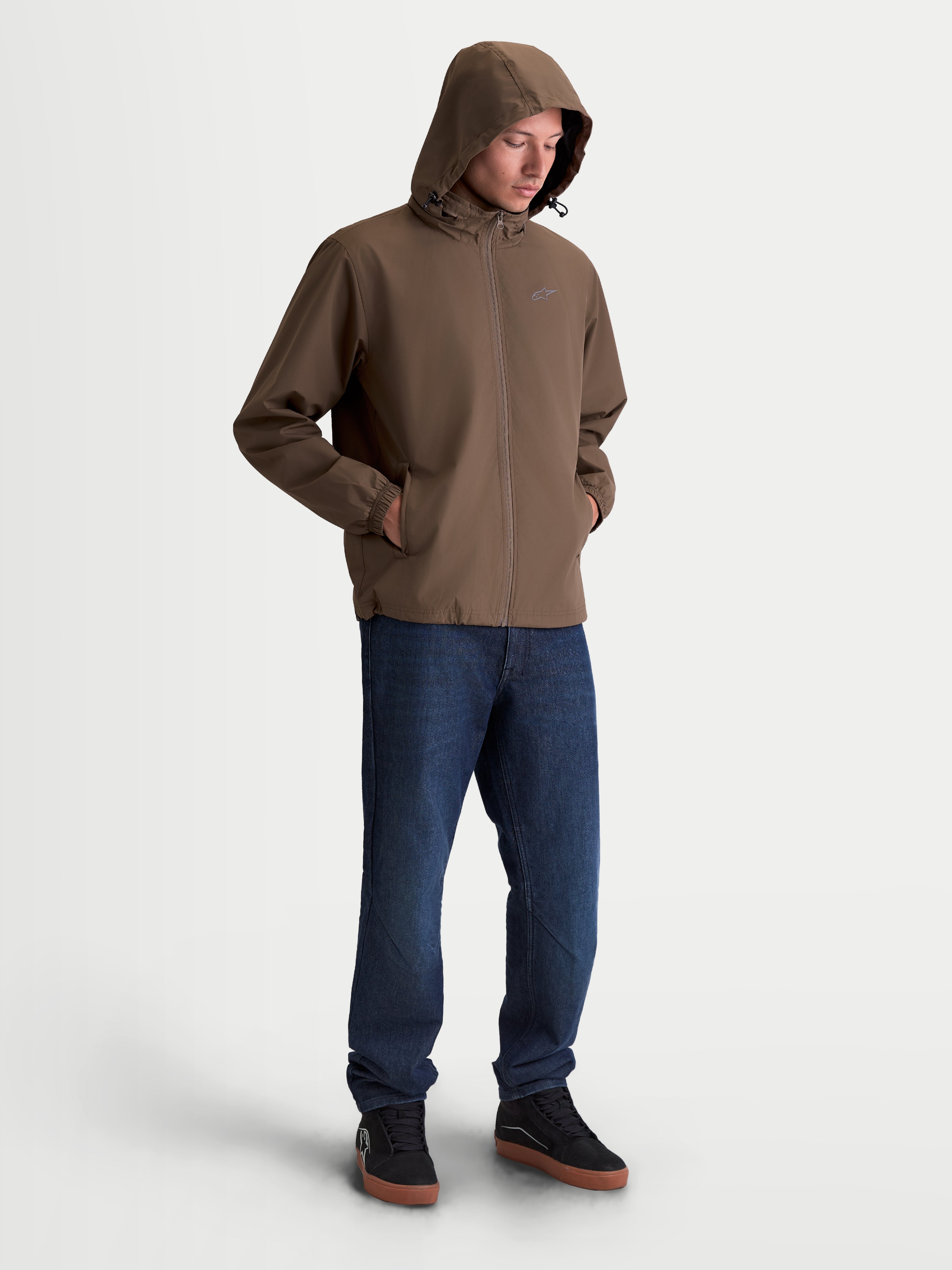 Alpinestars Giacca Overhaul Racer, giacca con cappuccio da uomo, marrone, shell leggera per uso quotidiano e tempo libero, piccolo logo Astars sul petto, modello con cappuccio alzato.