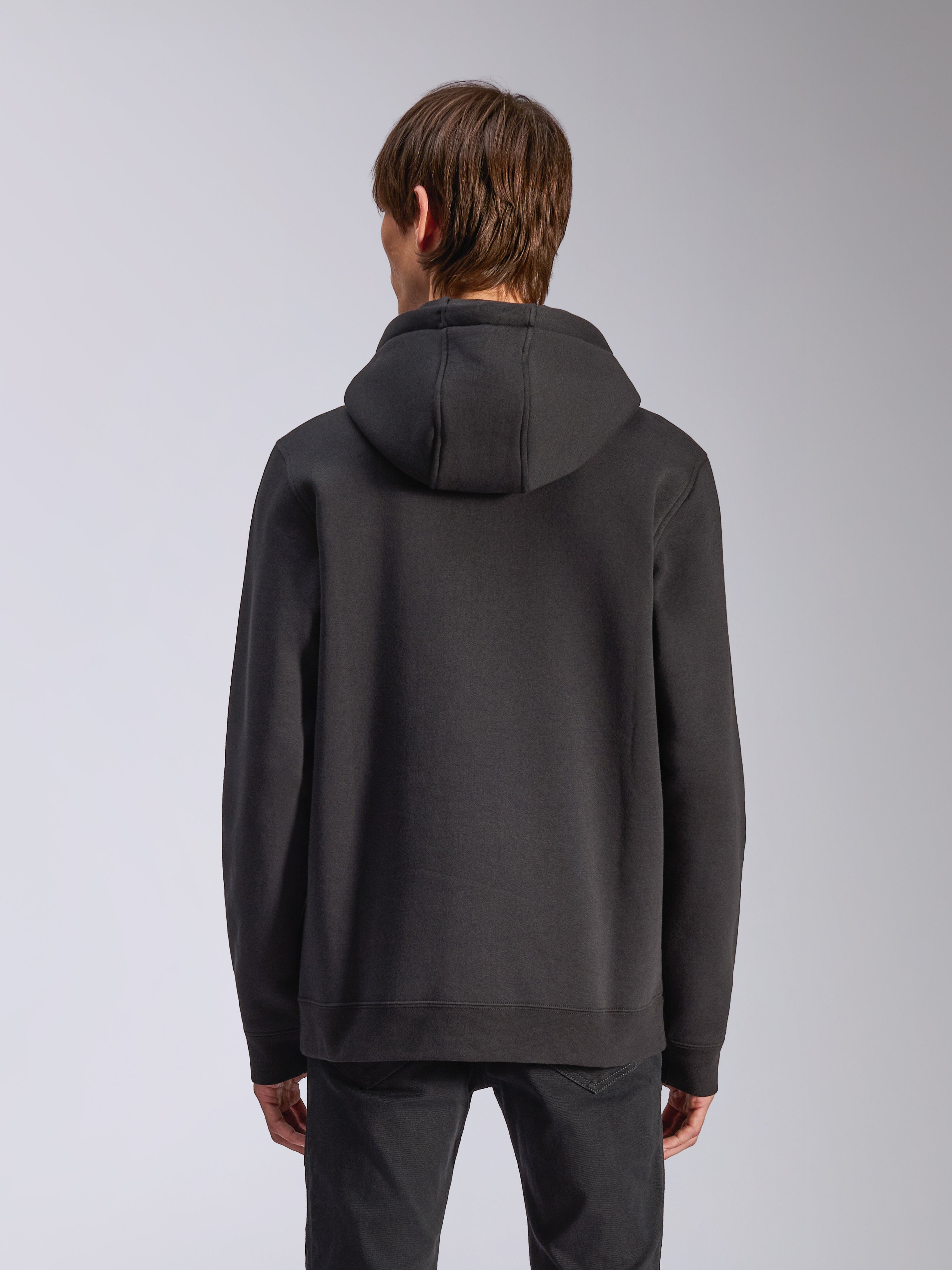 Alpinestars Harken Hoodie, nero, vista posteriore di un modello uomo che indossa una felpa casual in pile, polsini e orlo a coste, streetwear moderno ispirato al motorsport