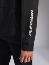 Alpinestars Harken Hoodie, nero, primo piano della manica con logo a scritte bianco in verticale, polsino a coste e dettaglio della tasca a marsupio, felpa in pile casual