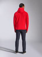 Alpinestars Felpa con cappuccio Frontal, felpa pullover rossa, vista posteriore, stile casual streetwear, indossata con jeans in denim scuro e sneakers, dotata di cappuccio e orlo a coste