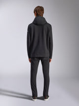 Alpinestars Frontal Hoodie, streetwear casual, nero, vista posteriore del modello che indossa una felpa con cappuccio in pile, con orlo e polsini a coste, piccolo logo wordmark bianco sulla manica, abbinata a pantaloni neri