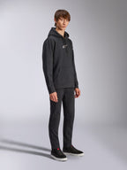 Alpinestars Felpa con cappuccio Frontal, nero, felpa in pile a pullover con logo HD bianco sul petto e loghi con marchio sulle maniche, tasca a marsupio, indossata con pantaloni neri e sneakers, streetwear casual ispirato al motorsport