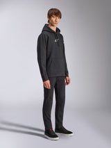 Alpinestars Felpa con cappuccio Frontal, nero, felpa in pile a pullover con logo HD bianco sul petto e loghi con marchio sulle maniche, tasca a marsupio, indossata con pantaloni neri e sneakers, streetwear casual ispirato al motorsport