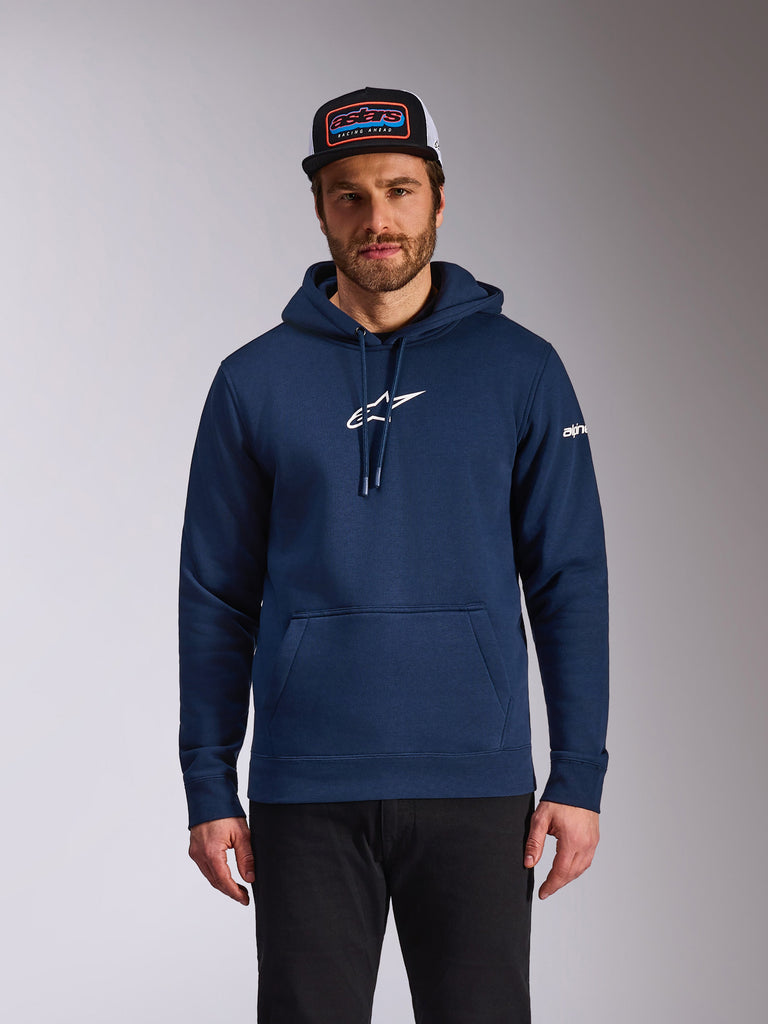 Alpinestars Frontal Hoodie, streetwear casual motorsport, blu navy con logo Astars bianco sul petto e logo a scritte bianco sulla manica, tasca a marsupio, cappuccio con cordino, indossata da un modello