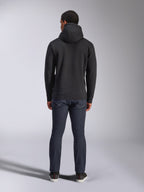 Alpinestars Blaze V3 Hoodie, streetwear casual, nero, vista posteriore di felpa in pile con cappuccio, indossata con jeans in denim blu scuro e scarpe nere, design pulito ispirato al motorsport