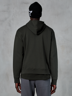 Alpinestars Essentials Ageless Hoodie, vista posteriore, Off Black, streetwear casual, modello che indossa un berretto nero con logo a stella bianca e pantaloni grigi, pile pregiato con finitura stone-wash