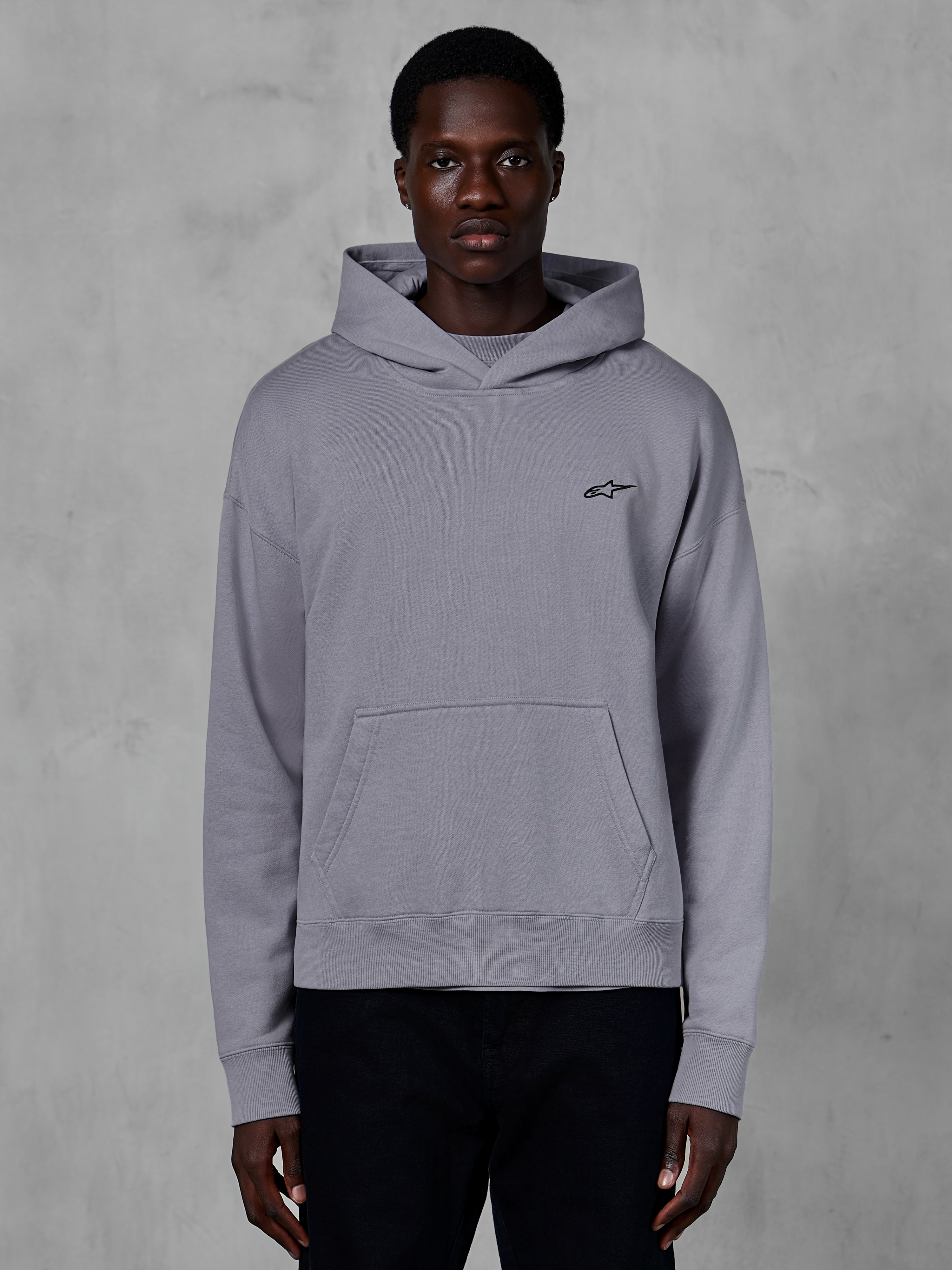 Alpinestars Essentials Ageless Hoodie, felpa pullover argento, streetwear casual, piccolo logo Astars nero sul petto, tasca a marsupio frontale, cappuccio con collo incrociato e morbida finitura stone wash