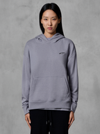 Felpa con cappuccio Alpinestars Essentials Ageless, abbigliamento sportivo casual, argento con piccolo logo nero, tasca a marsupio, pullover con cappuccio, indossata da una modella, abbigliamento lifestyle moderno