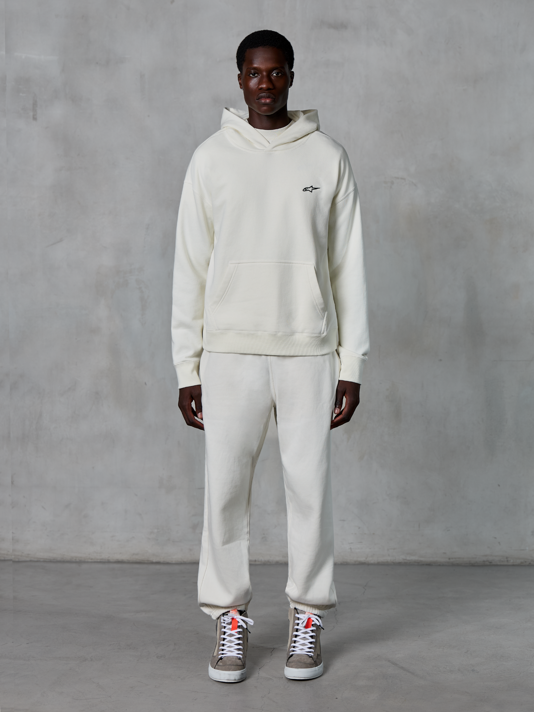 Alpinestars Essentials Ageless Hoodie, felpa con cappuccio pullover, colore sabbia, con cappuccio con coulisse e tasca a marsupio, pile compatto stone-washed, streetwear casual ispirato al motorsport