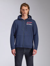 Alpinestars Formulation Hoodie, felpa in pile blu navy con zip intera, presenta un grande logo sul petto con dettagli rossi e bianchi, cappuccio foderato in rete con cordini, abbigliamento streetwear casual ispirato al motorsport
