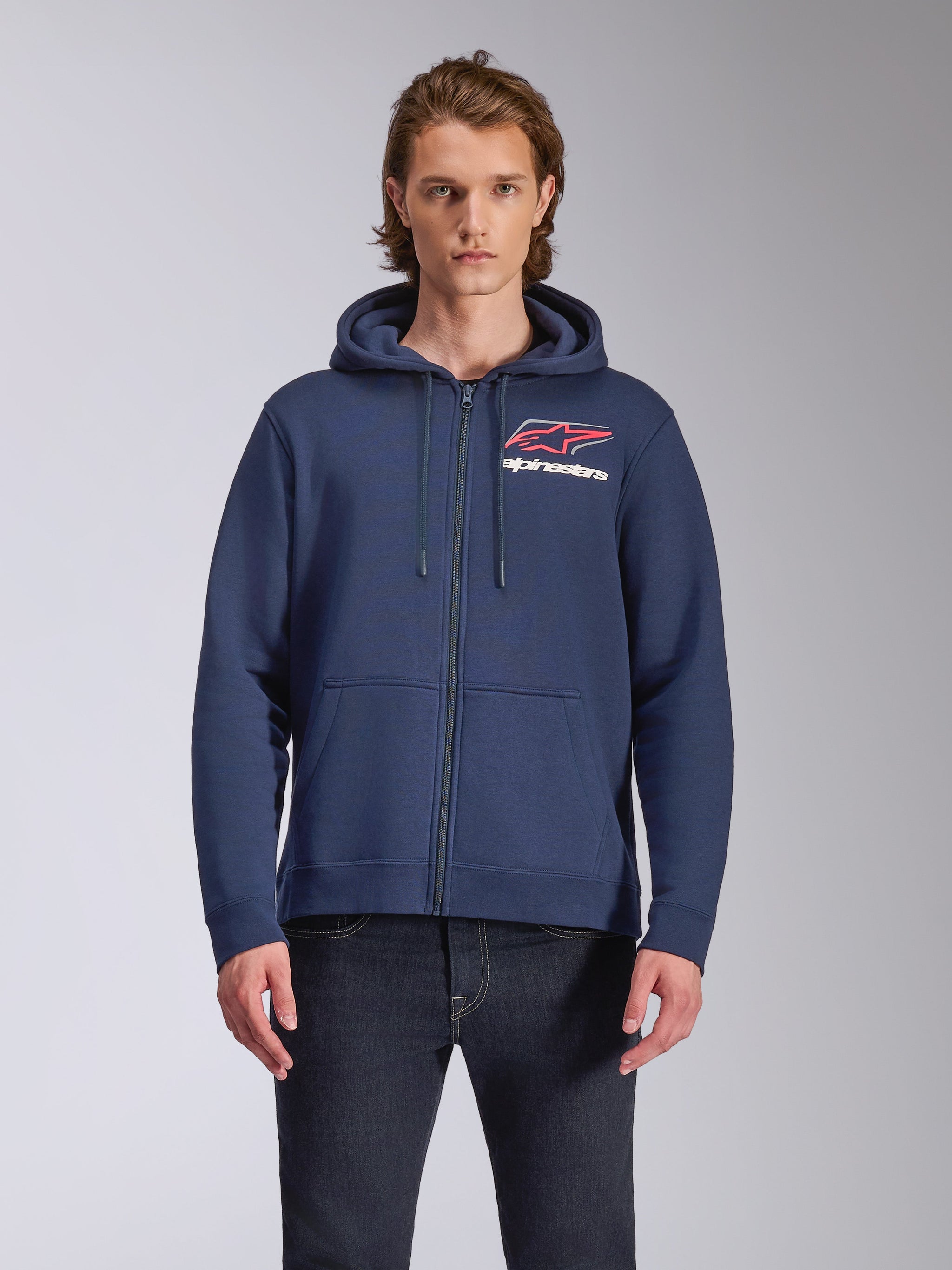 Alpinestars Formulation Hoodie, felpa in pile blu navy con zip intera, presenta un grande logo sul petto con dettagli rossi e bianchi, cappuccio foderato in rete con cordini, abbigliamento streetwear casual ispirato al motorsport