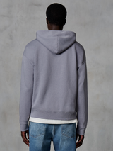 Alpinestars Essentials Ageless Zip Hoodie, Silver, vista posteriore, casual streetwear, vestibilità rilassata con finitura stone wash, abbinata a jeans blu e maglietta bianca