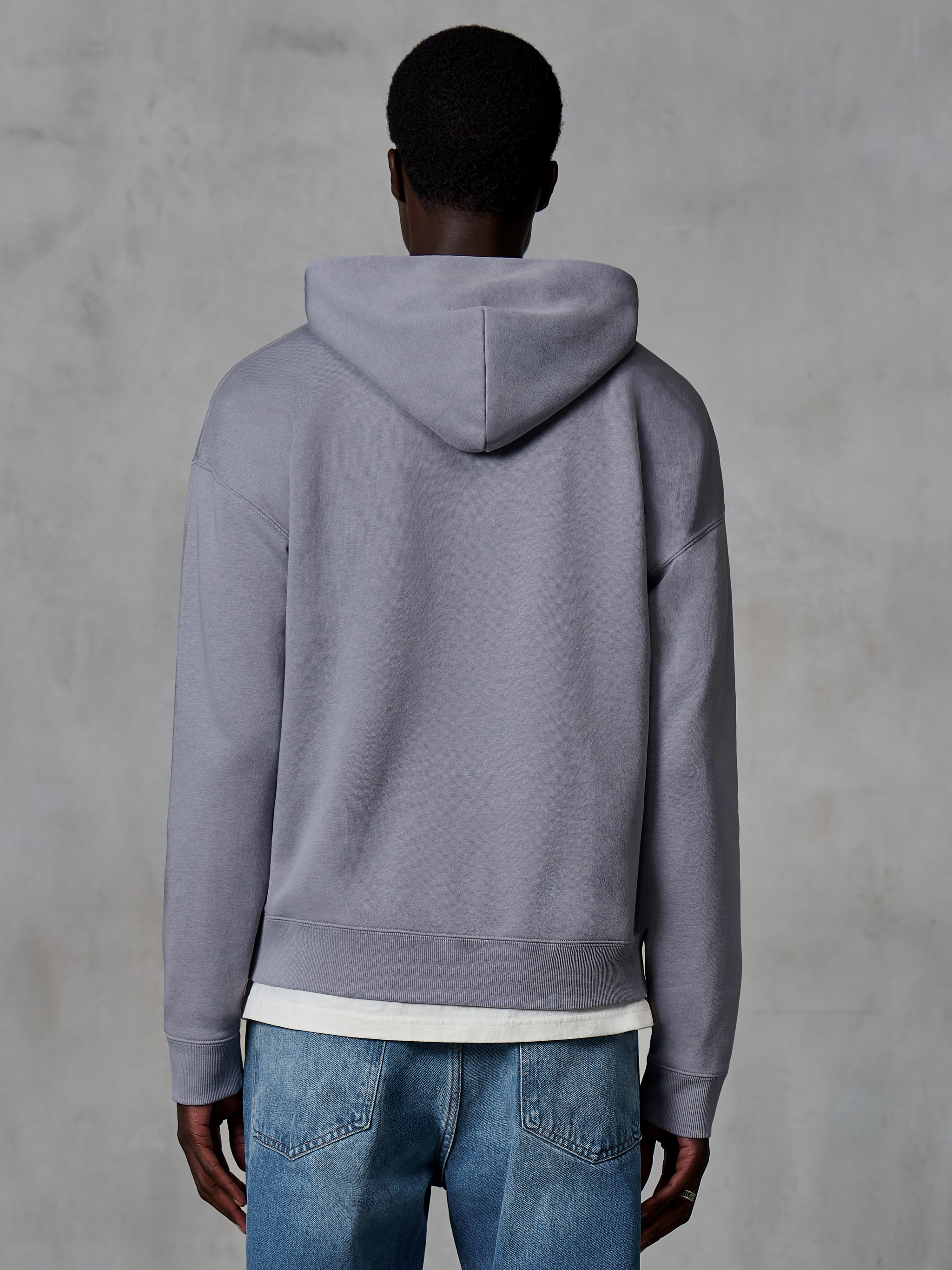 Alpinestars Essentials Ageless Zip Hoodie, Silver, vista posteriore, casual streetwear, vestibilità rilassata con finitura stone wash, abbinata a jeans blu e maglietta bianca