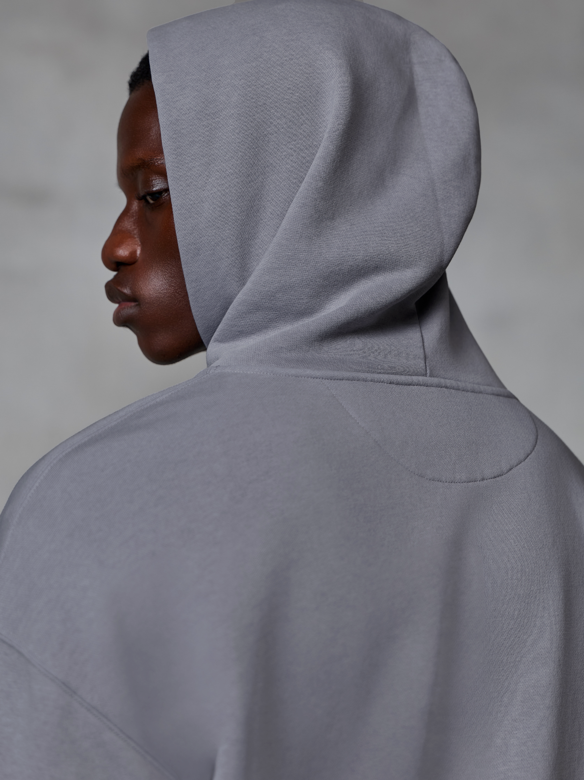 Alpinestars Essentials Ageless Zip Hoodie, Silver, vista ravvicinata laterale e posteriore con cappuccio alzato, tessuto in pile compatto premium, abbigliamento casual lifestyle streetwear