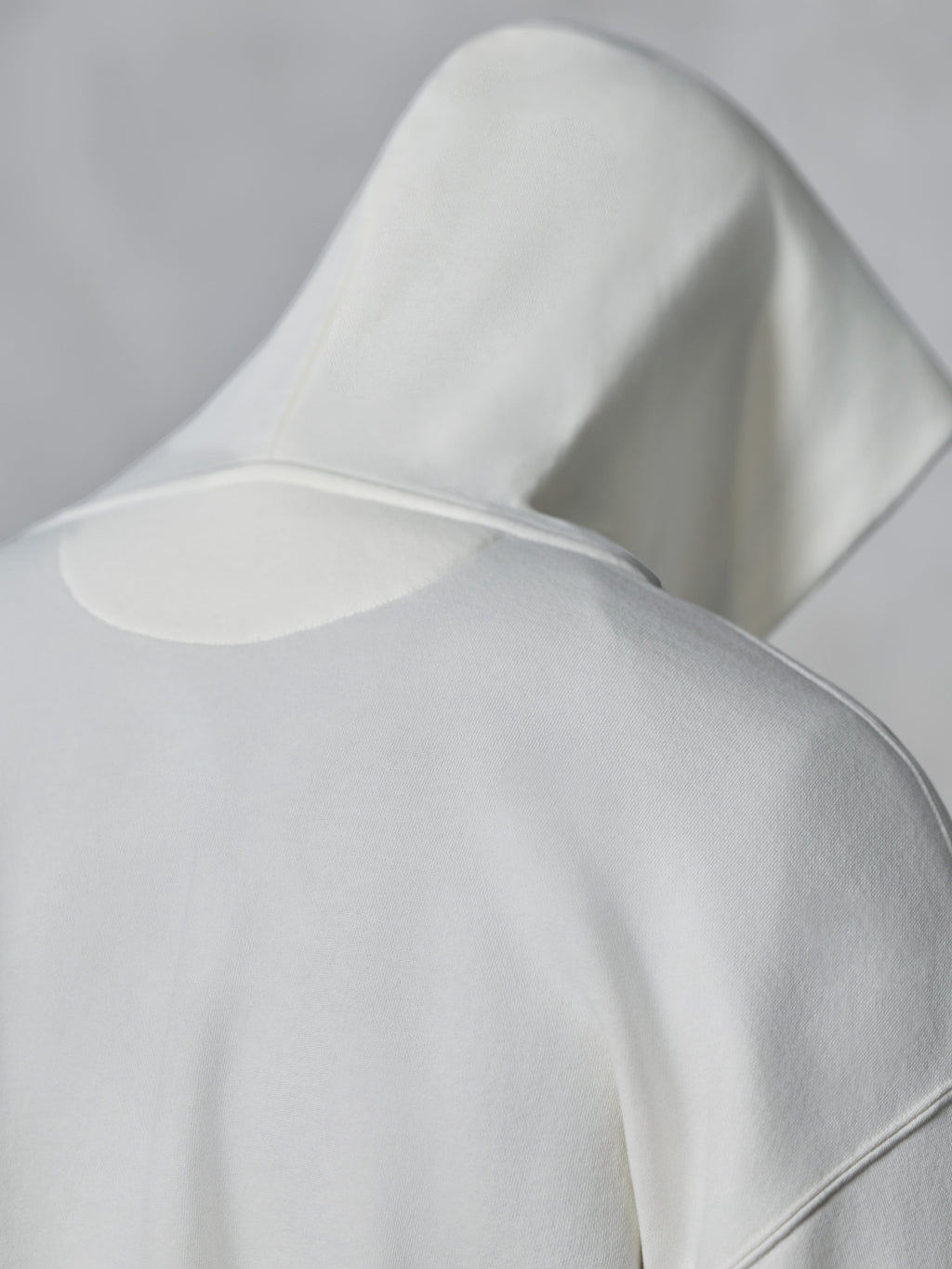 Alpinestars Essentials Ageless Zip Hoodie, Off White, vista posteriore ravvicinata del cappuccio e delle spalle, morbido tessuto in pile compatto, design minimalista per l'uso quotidiano casual