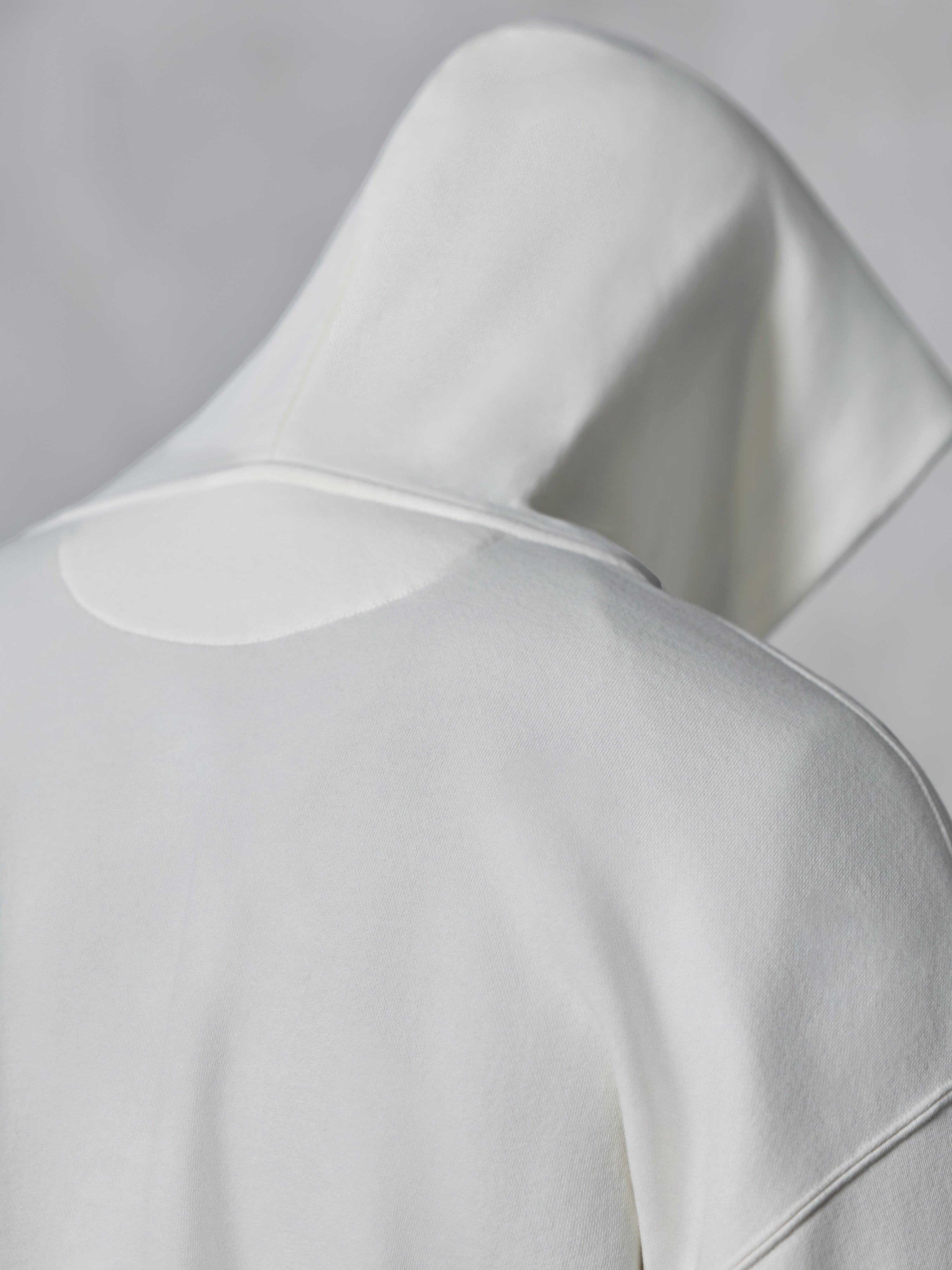 Alpinestars Essentials Ageless Zip Hoodie, Off White, vista posteriore ravvicinata del cappuccio e delle spalle, morbido tessuto in pile compatto, design minimalista per l'uso quotidiano casual