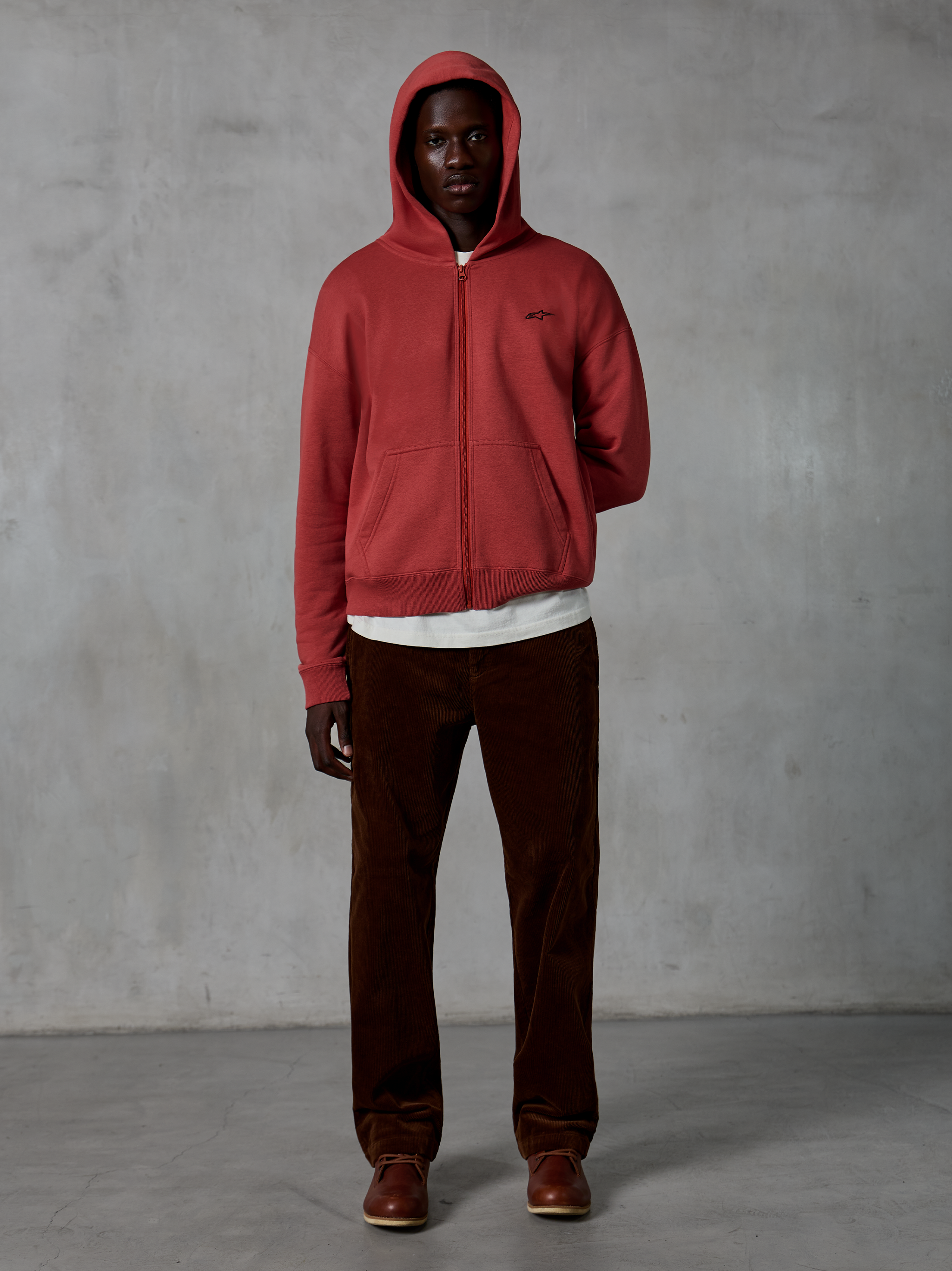 Alpinestars Essentials Ageless Zip Hoodie, abbigliamento sportivo casual, rosso mattone, zip integrale con cappuccio con coulisse, piccolo logo sul petto, vestibilità rilassata con lavaggio a pietra