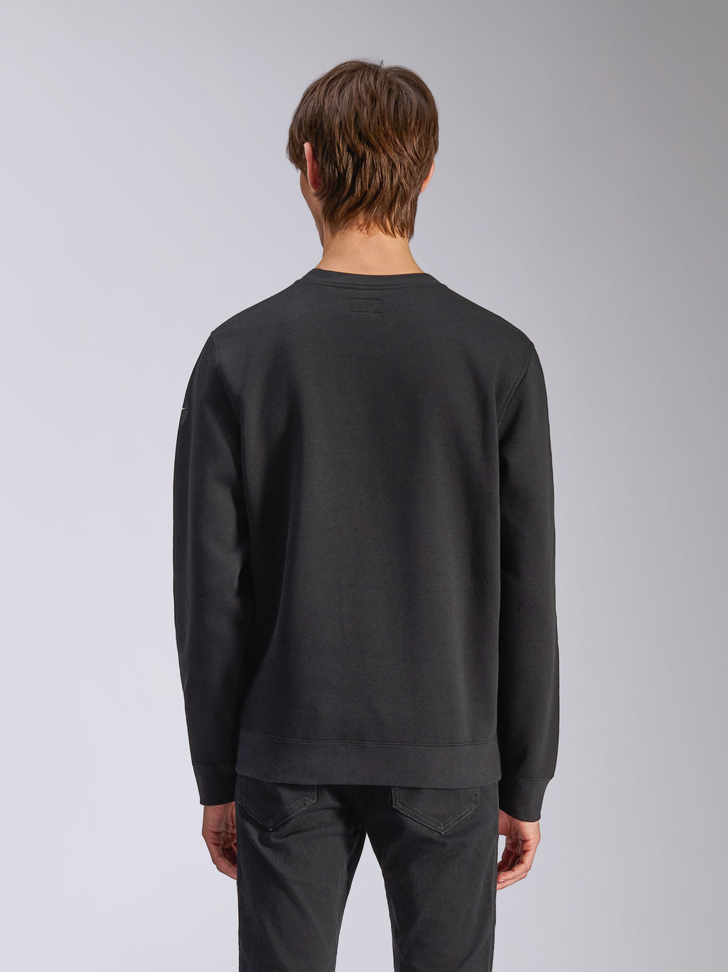 Alpinestars Bettern Crew, felpa girocollo, nero, vista posteriore su modello, con polsini e orlo a coste, abbigliamento casual motorsport streetwear