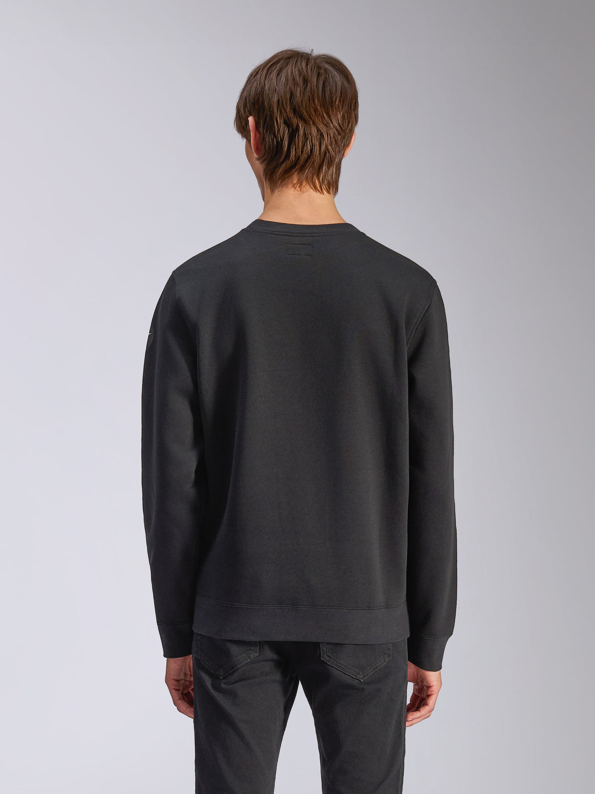 Alpinestars Bettern Crew, felpa girocollo, nero, vista posteriore su modello, con polsini e orlo a coste, abbigliamento casual motorsport streetwear