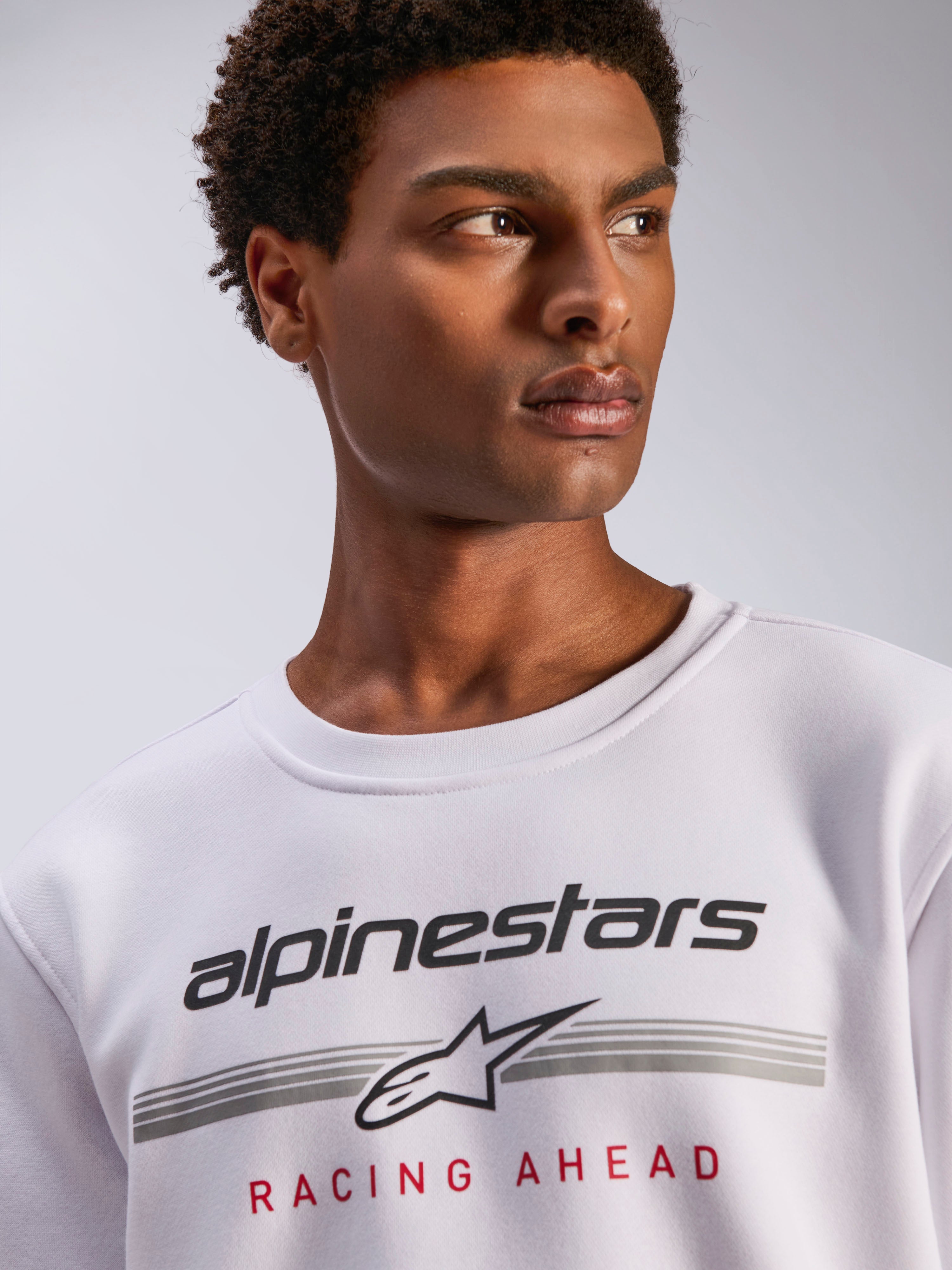 Alpinestars Bettern Crew, felpa girocollo in pile bianco, logo Alpinestars nero con linee orizzontali grigie e scritta 'Racing Ahead' rossa, streetwear casual ispirato al motorsport