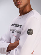 Alpinestars Bettern Crew, felpa a girocollo bianca, streetwear casual motorsport, con grafica frontale caratterizzata dalla scritta Alpinestars e strisce grigie, patch circolare nera con logo sulla manica, design pullover in pile