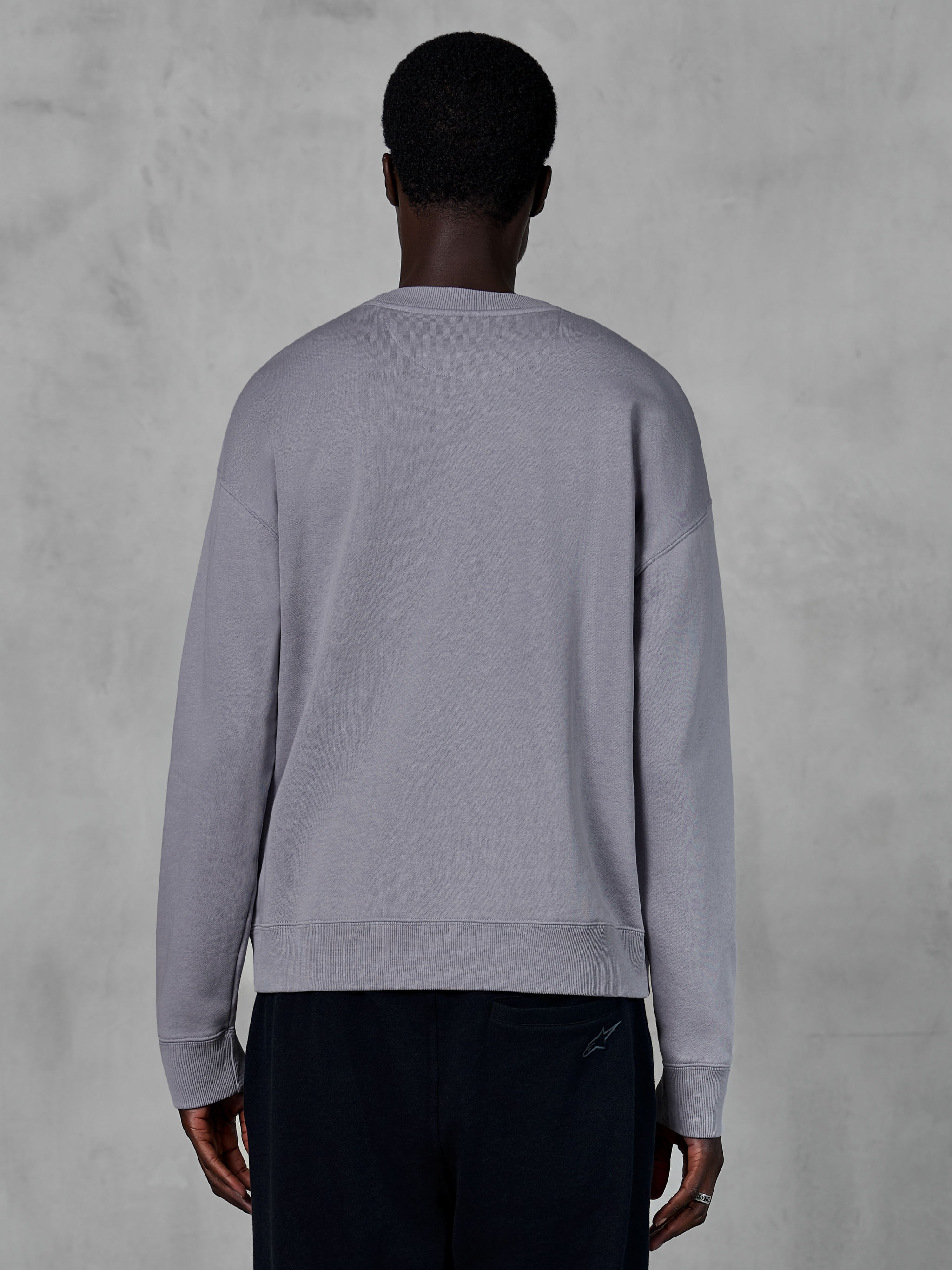 Alpinestars Essentials Ageless Crew, felpa girocollo, color argento, vista posteriore, pile compatto premium, vestibilità rilassata con bordo e polsini a costine, abbigliamento streetwear casual motorsport