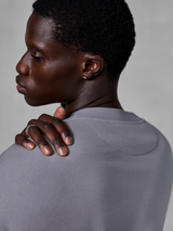 Alpinestars Essentials Ageless Crew, felpa girocollo argento, vista ravvicinata della spalla e dello scollo a coste, trama in pile premium lavato a pietra, streetwear casual quotidiano