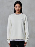 Alpinestars Essentials Ageless Crew, felpa girocollo, Off White, con un piccolo logo Alpinestars nero sul petto, abbigliamento lifestyle casual indossato da una donna