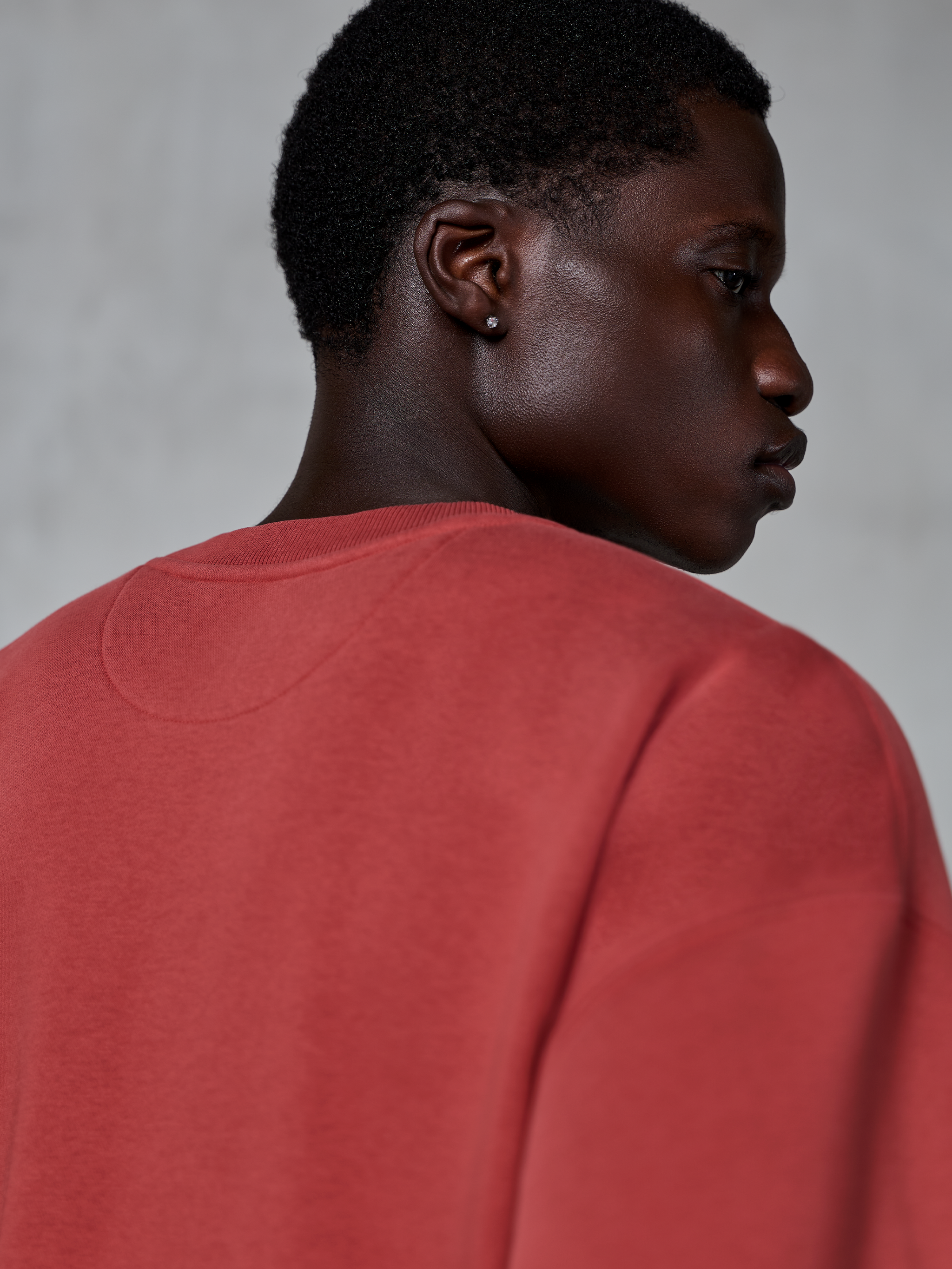 Alpinestars Essentials Ageless Crew, felpa girocollo, rosso Brick, primo piano della parte superiore della schiena e del collo con colletto a costine e texture in pile premium, abbigliamento sportivo casual