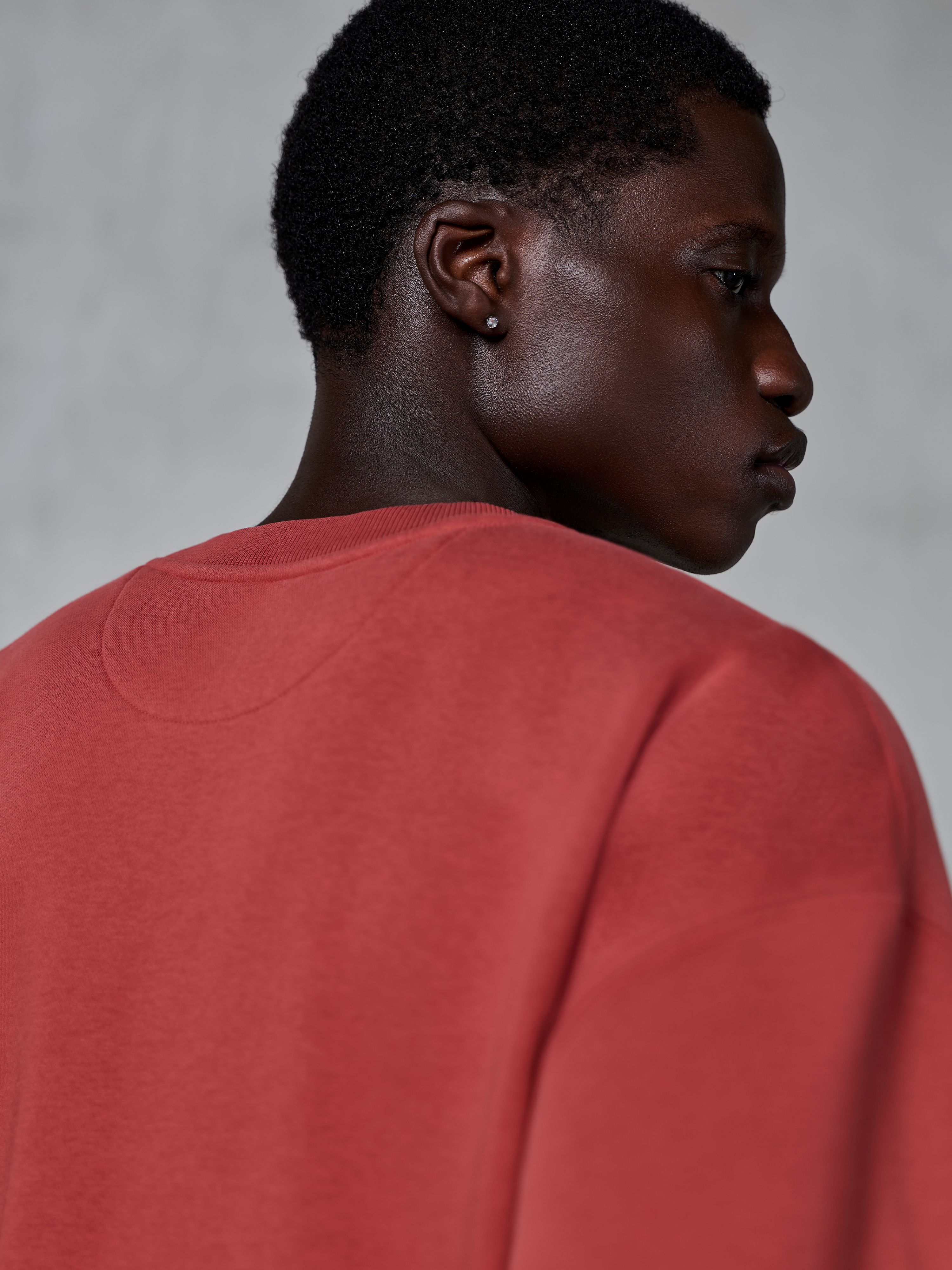 Alpinestars Essentials Ageless Crew, felpa girocollo, rosso Brick, primo piano della parte superiore della schiena e del collo con colletto a costine e texture in pile premium, abbigliamento sportivo casual