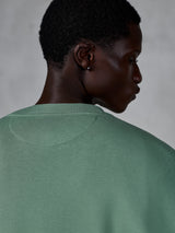 Alpinestars Essentials Ageless Crew, felpa girocollo, verde cactus, vista ravvicinata dello scollo posteriore e della parte superiore della schiena, morbido pile con lavaggio a pietra, abbigliamento lifestyle casual