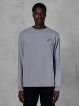 Alpinestars Essentials Ageless LS Tee, maglia a maniche lunghe, colore argento, indossata da un modello, con piccolo logo Alpinestars nero sul petto, vestibilità contemporanea rilassata, streetwear casual in cotone biologico