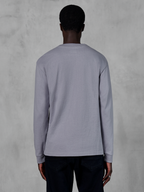 Alpinestars Essentials Ageless LS Tee, maglietta a maniche lunghe, Silver, vista posteriore su modello, jersey di cotone organico di alta qualità, vestibilità rilassata, abbigliamento lifestyle casual ispirato al motorsport